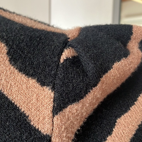 Banana Republic M Zebra Sweater dress/tunic - Picture 4 of 4